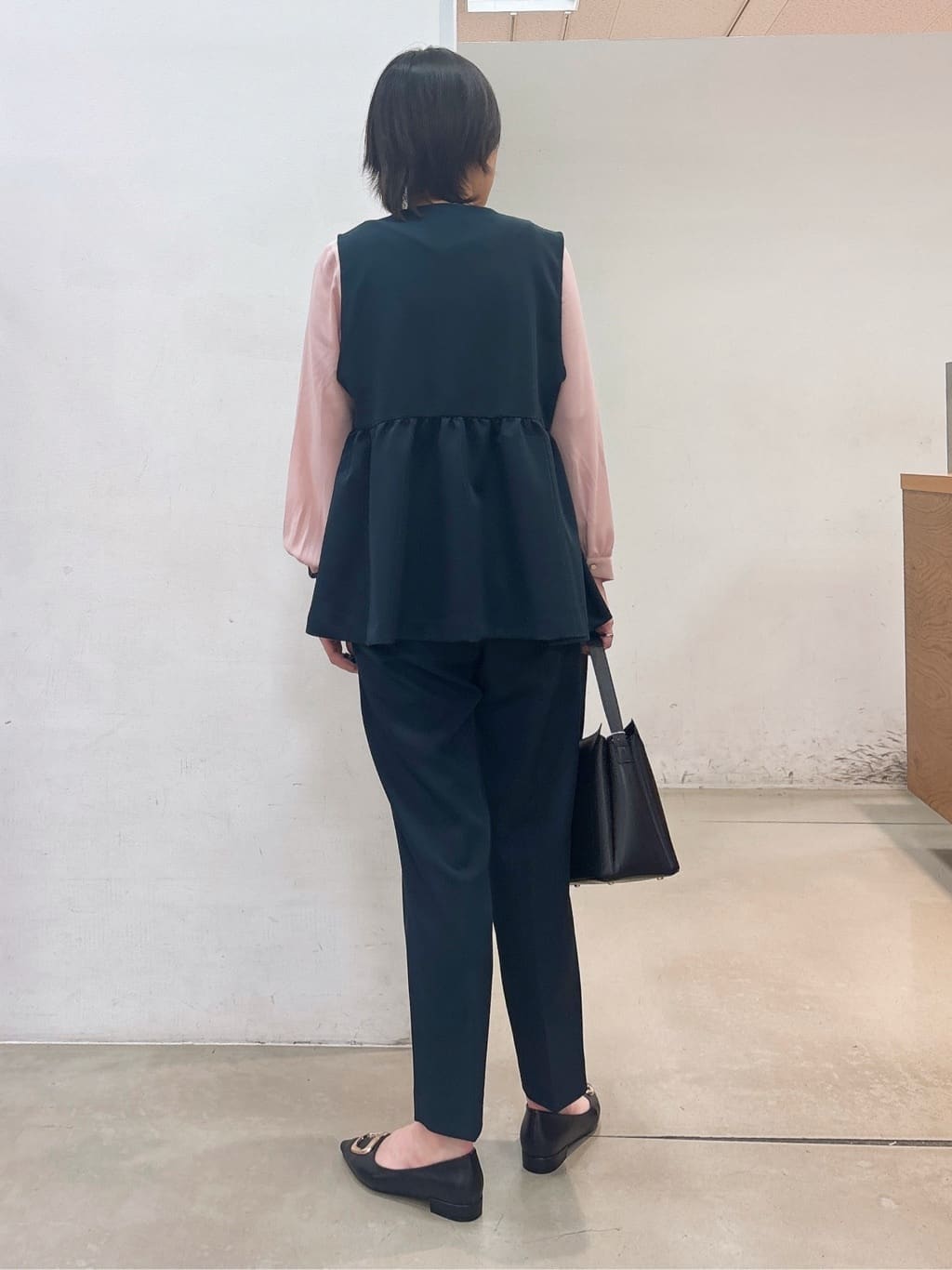 しばさんの「THE SHOP TK｜【通勤・きちんと見えに】ダブルクロス ペプラムジレ/セットアップ可」を使ったコーディネート