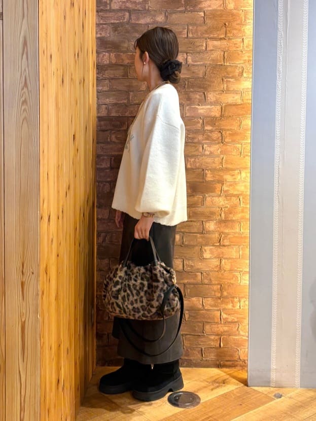 mieさんの「SHOO･LA･RUE｜【洗濯機可】上品できれい見え フェイクスエード ナロースカート」を使ったコーディネート