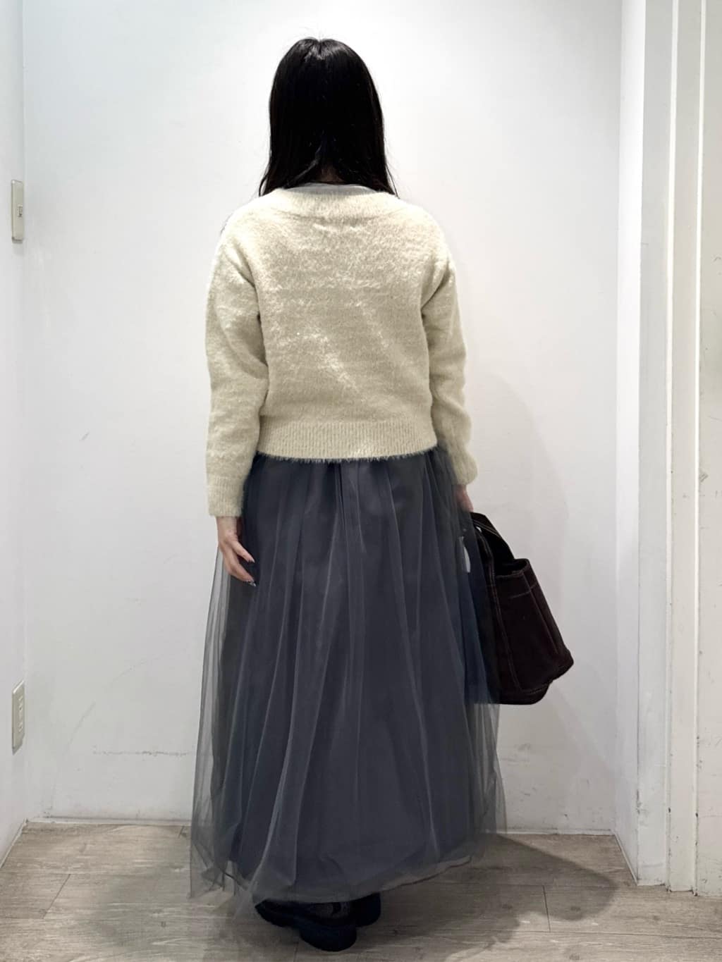 yuicciさんの「OPAQUE.CLIP｜スパンコールフェザーVネックニット【洗濯機OK】」を使ったコーディネート