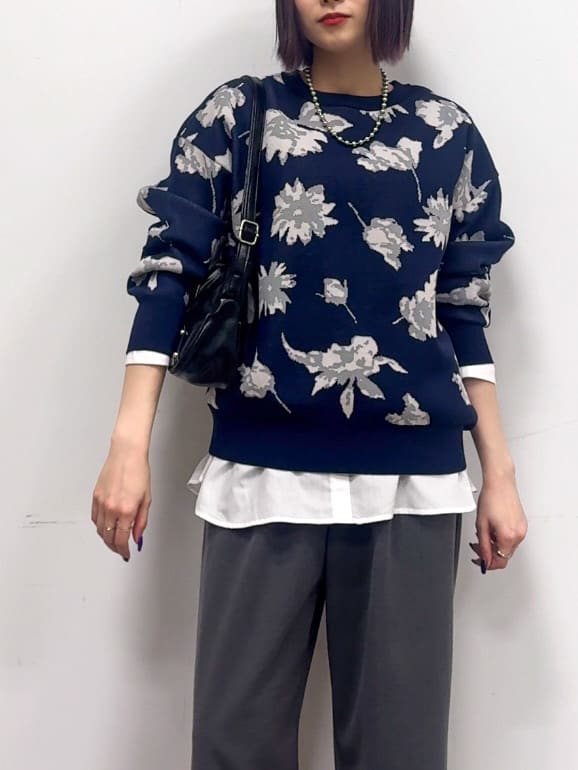𝐜𝐡𝐢𝐤𝐚さんの「SHOO･LA･RUE｜【洗濯機可/S-LL】ゆるシルエット 甘すぎない　大人の花柄もちもちニット」を使ったコーディネート