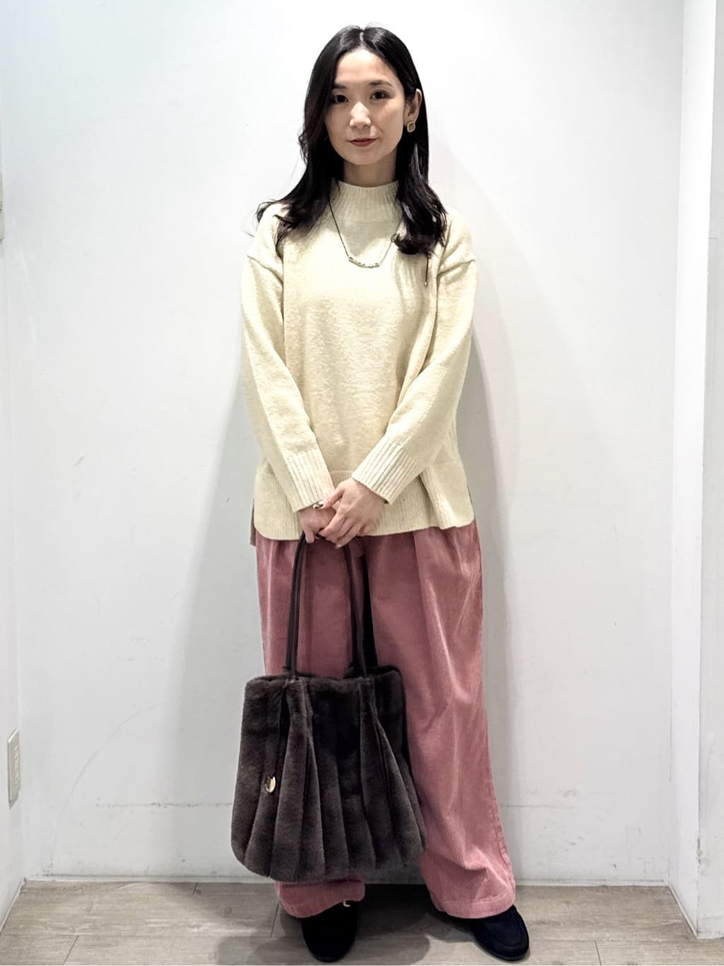 yuicciさんの「OPAQUE.CLIP｜コーデュロイタックワイドパンツ【洗濯機OK】」を使ったコーディネート