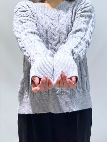 manaさんの「OPAQUE.CLIP｜ラメ混ファンシーケーブルVネックニット【洗濯機OK】」を使ったコーディネート