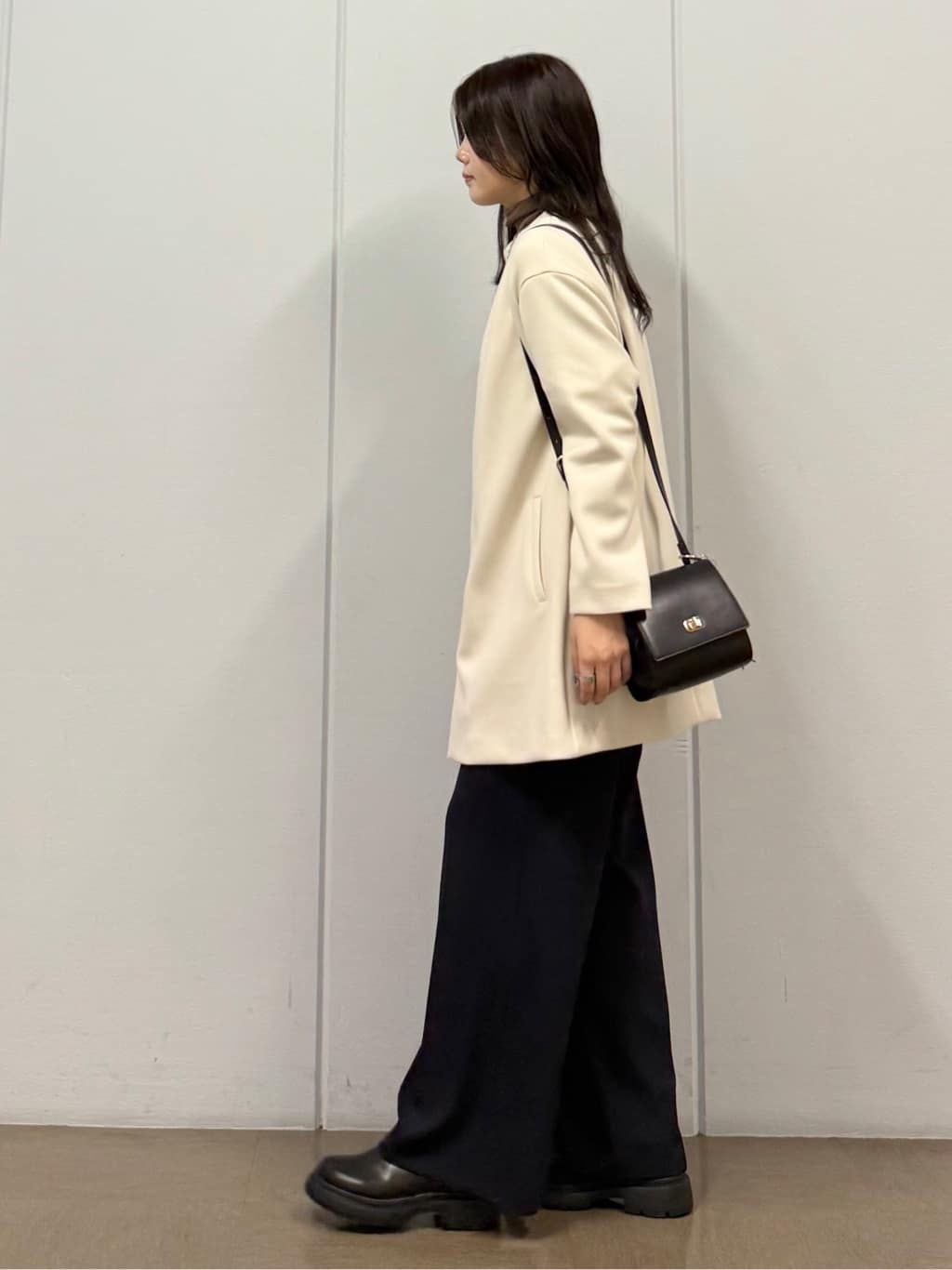 mizukiさんの「INDIVI｜【秋／軽羽織り】ノーカラーミドル丈ライトコート」を使ったコーディネート