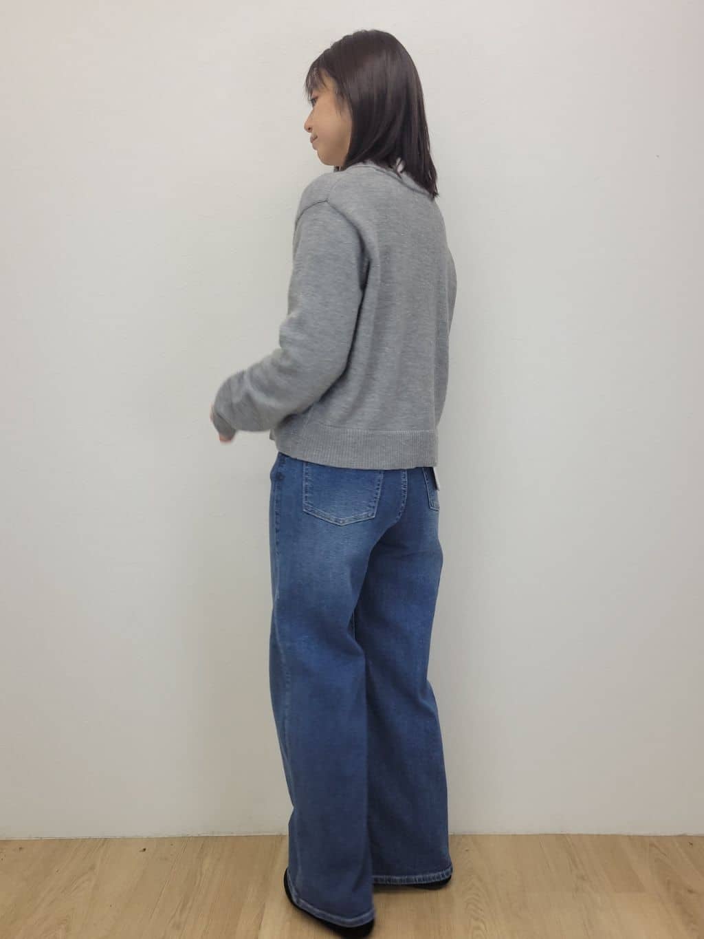 LISAさんの「OPAQUE.CLIP｜金ボタンラメニットカーディガン【洗濯機OK】」を使ったコーディネート
