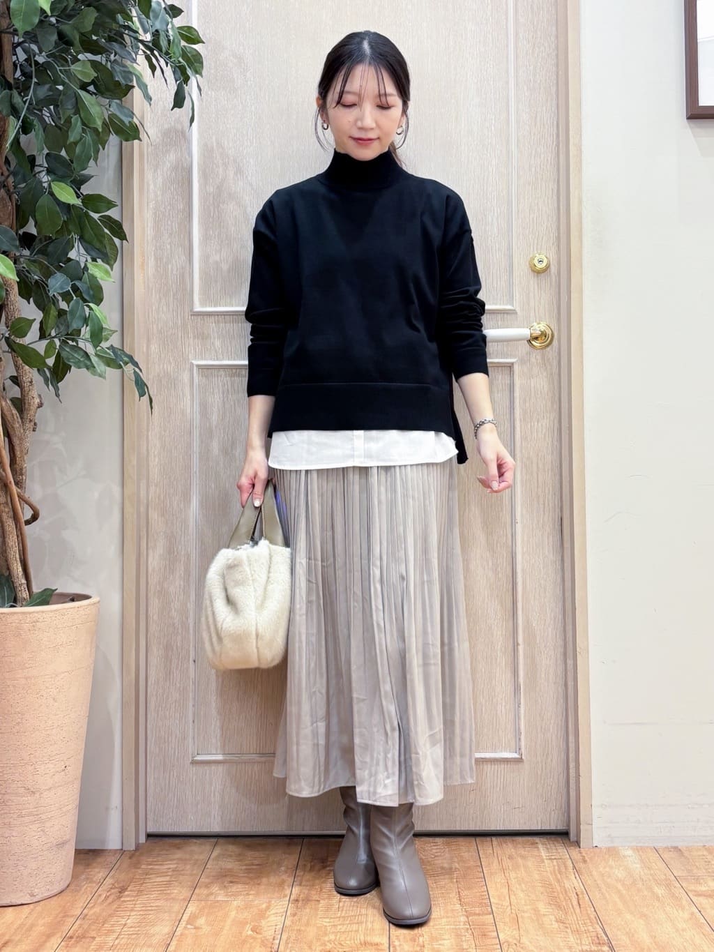 なみさんの「SHOO･LA･RUE｜【2点セット/洗濯機可/S-LL】着回しがきく もちもちハイネックニット+裾シャツインナー」を使ったコーディネート