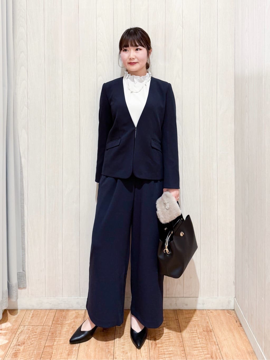 愛さんの「SHOO･LA･RUE｜【洗濯機可/セットアップ可/S-3L】きちんと楽に。カットジョーゼットノーカラージャケット」を使ったコーディネート