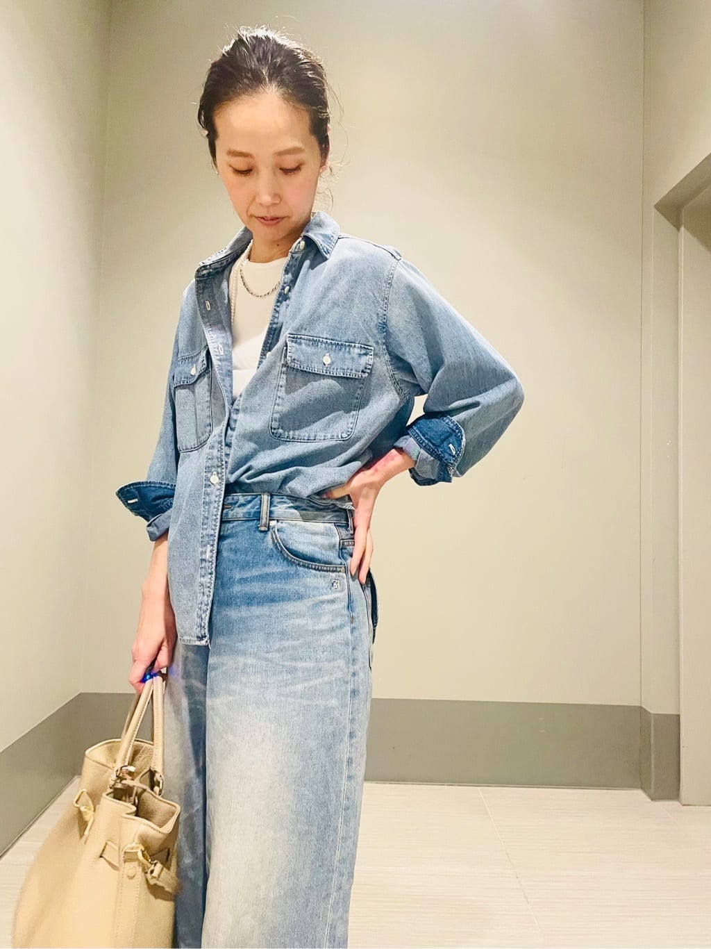 Annさんの「DRESSTERIOR｜センタープレス ワイドストレートデニム」を使ったコーディネート