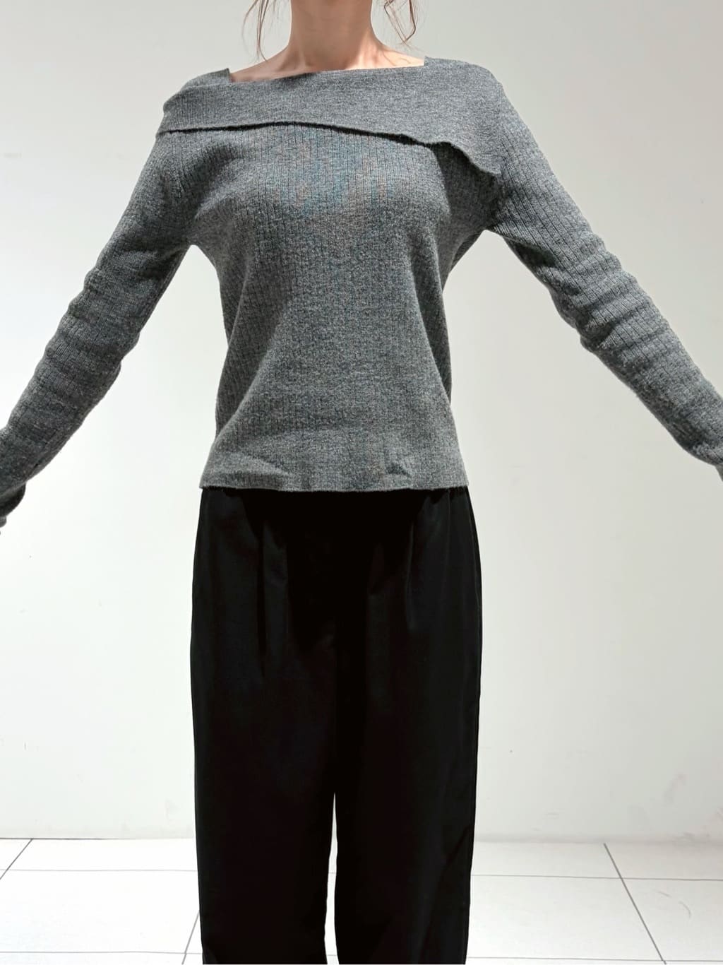 shioriさんの「INDIVI｜【再入荷】アシメオフショルニット」を使ったコーディネート