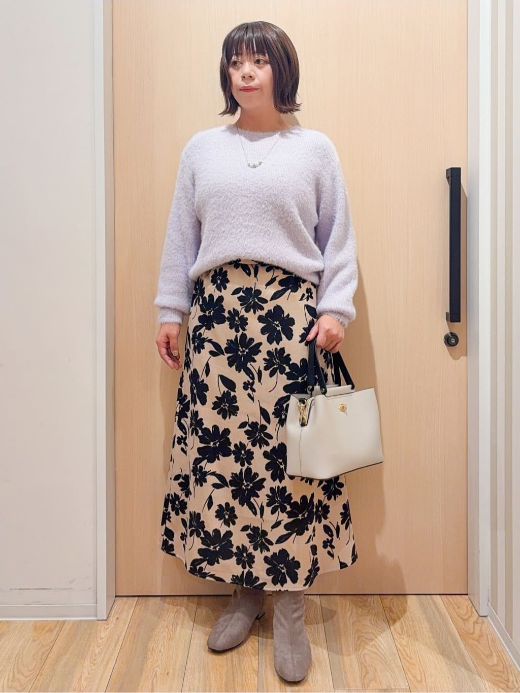 yocchiさんの「SHOO･LA･RUE｜【S-LL】きらっと華やか ふんわりラメフェザーニット」を使ったコーディネート