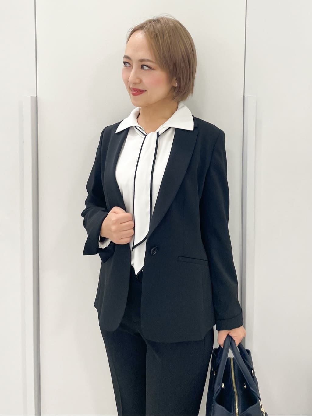 chiiさんの「COUP DE CHANCE｜【手洗い可／ボウタイ取外し可】配色パイピングボウブラウス」を使ったコーディネート