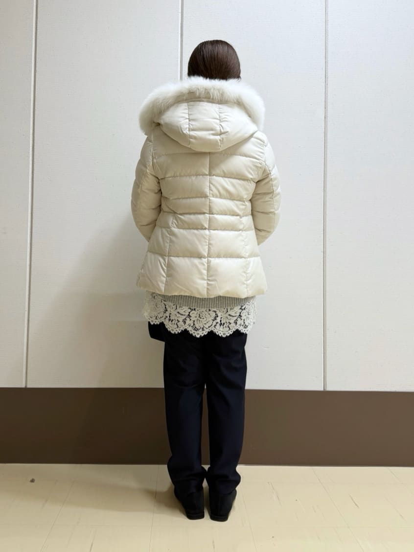 Rikoさんの「INDIVI｜【名品／撥水／抗菌防臭】ショート丈リサイクルダウンコート」を使ったコーディネート
