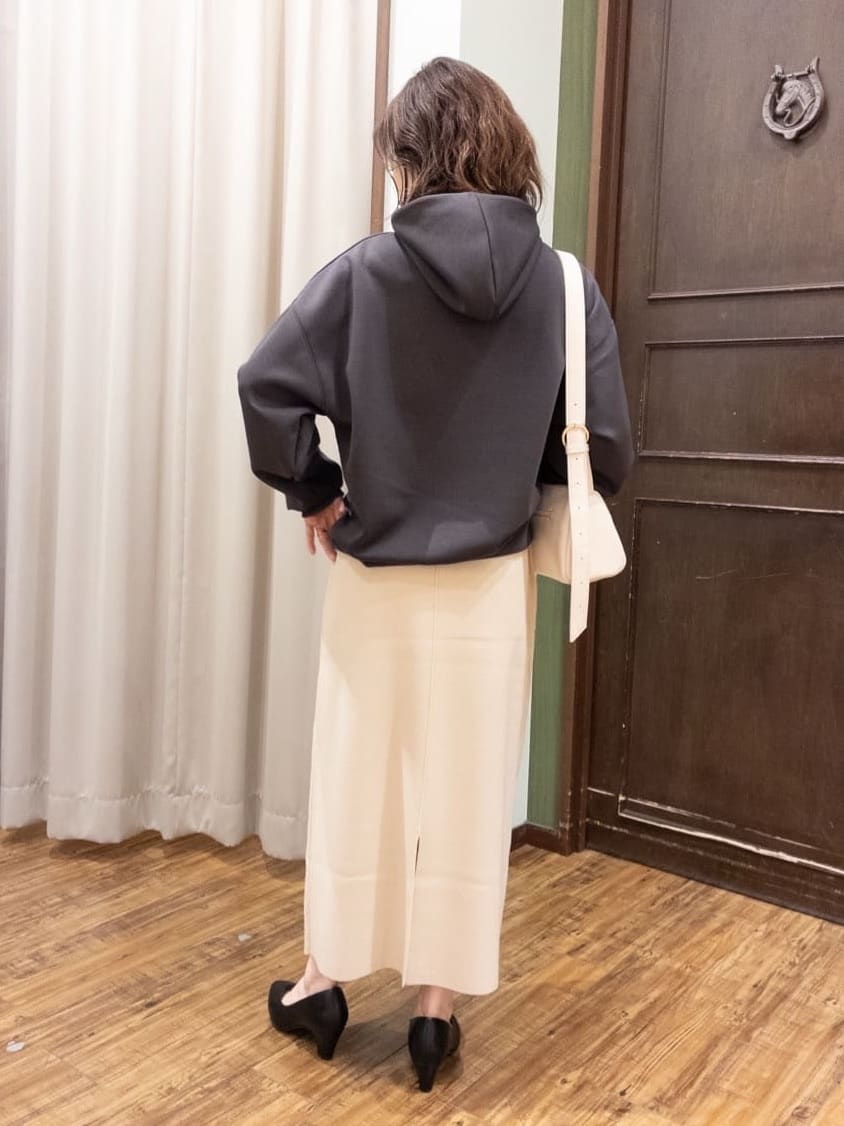yukaさんの「SHOO･LA･RUE｜【セットアップ可/S-LL/なめらかタッチ】選べる3柄 ロゴ入りプルパーカ」を使ったコーディネート