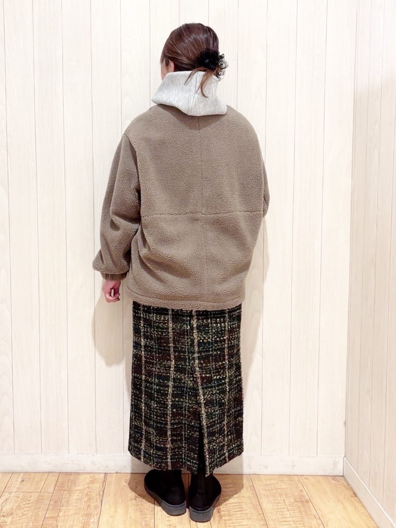 あいこさんの「SHOO･LA･RUE｜【セットアップ可/S-LL/なめらかタッチ】選べる3柄 ロゴ入りプルパーカ」を使ったコーディネート