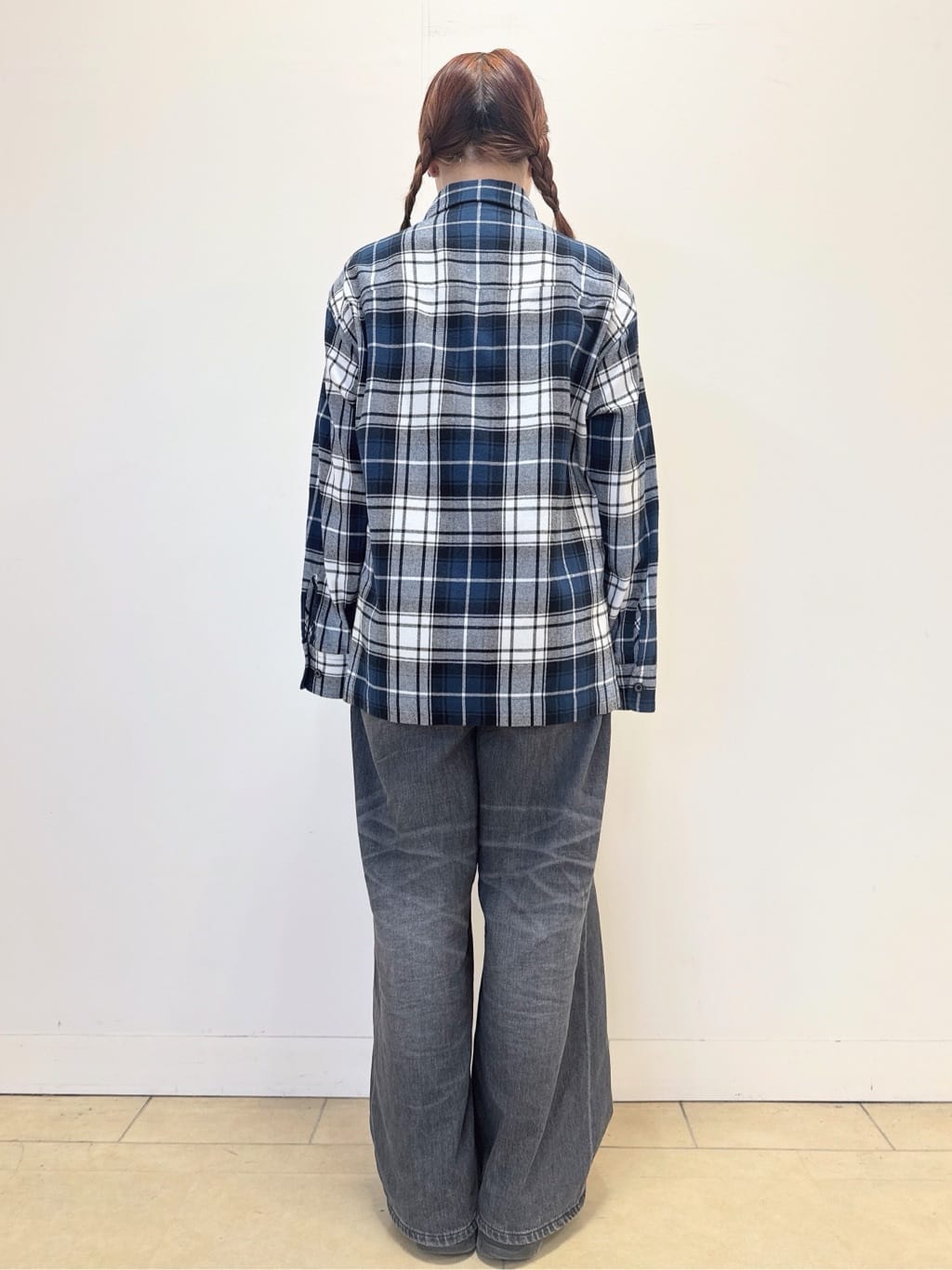 なかもとあきさんの「DRESSTERIOR｜ヴィンテージ加工ワイドデニムパンツ」を使ったコーディネート
