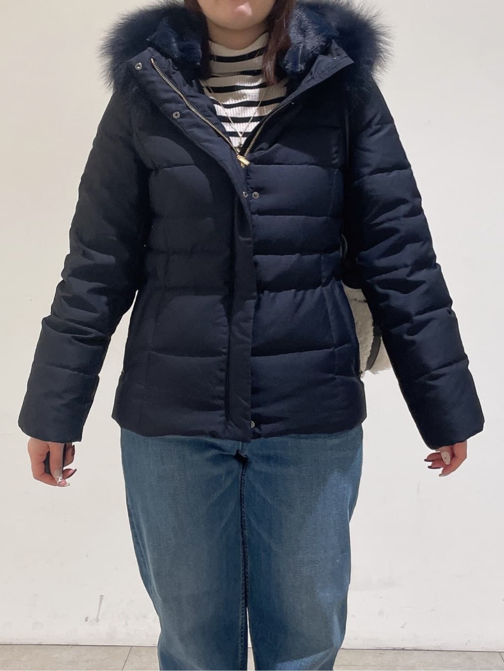 emikaさんの「INDIVI｜【名品／撥水／抗菌防臭】ショート丈リサイクルダウンコート」を使ったコーディネート