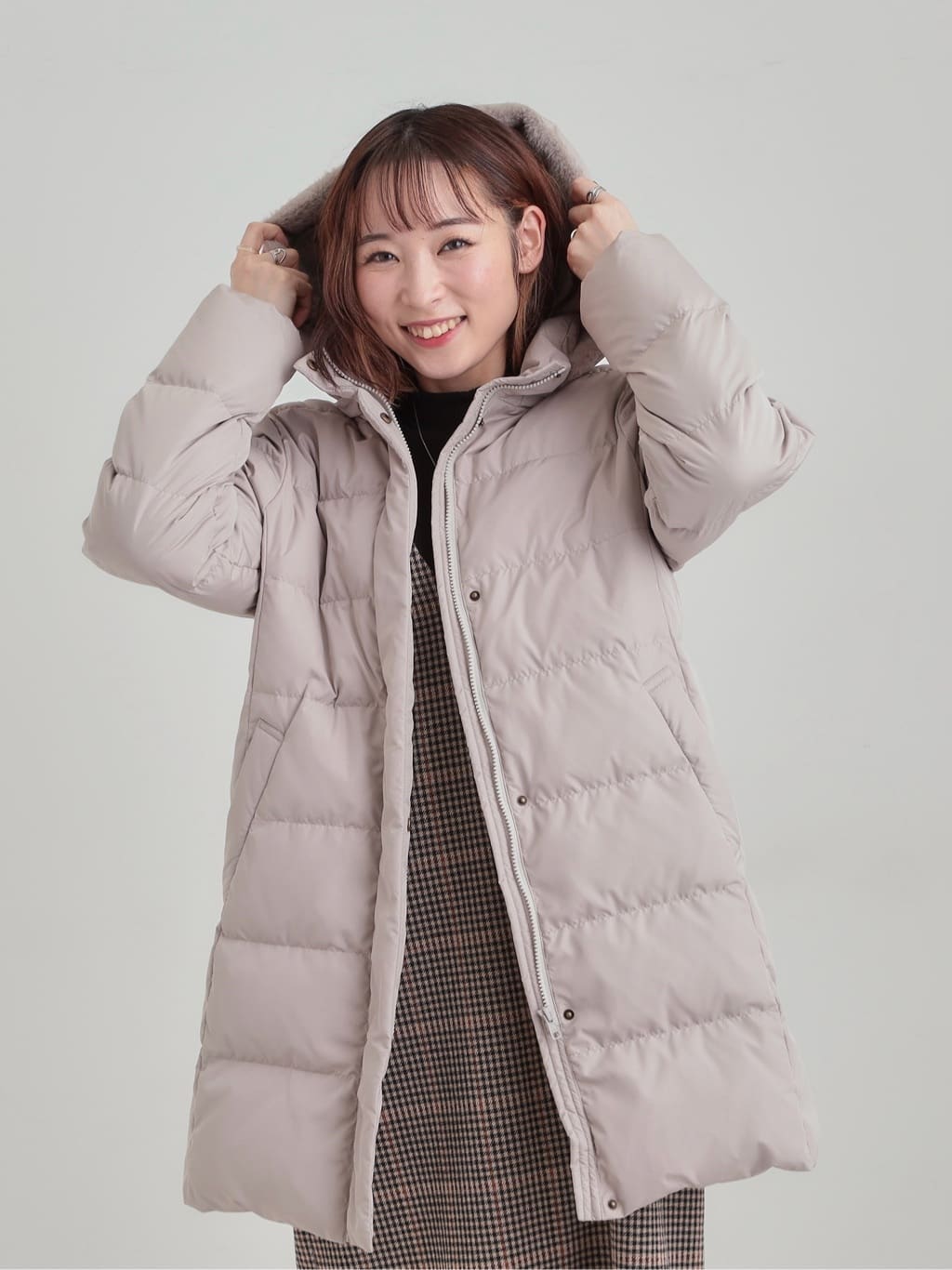 𝐜𝐡𝐢𝐤𝐚さんの「SHOO･LA･RUE｜【洗濯機可/撥水】フェイクファーフード ロングダウン」を使ったコーディネート