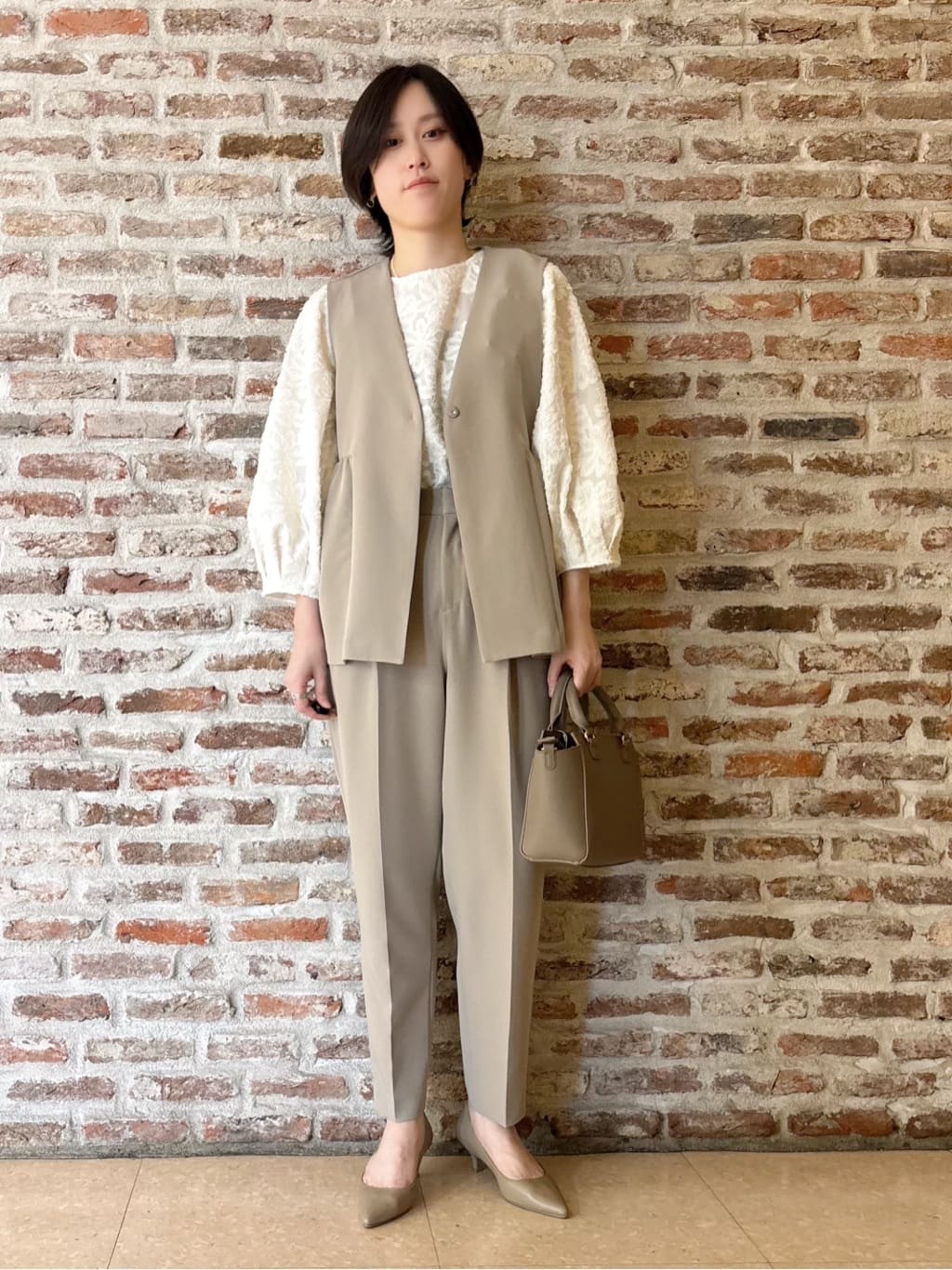 しばさんの「THE SHOP TK｜【通勤・きちんと見えに】ダブルクロス ペプラムジレ/セットアップ可」を使ったコーディネート