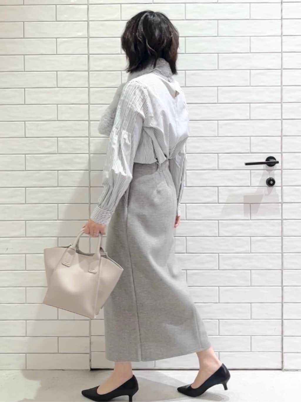 しおりさんの「OPAQUE.CLIP｜《通勤対応》袖タックボリュームブラウス【洗濯機OK】」を使ったコーディネート