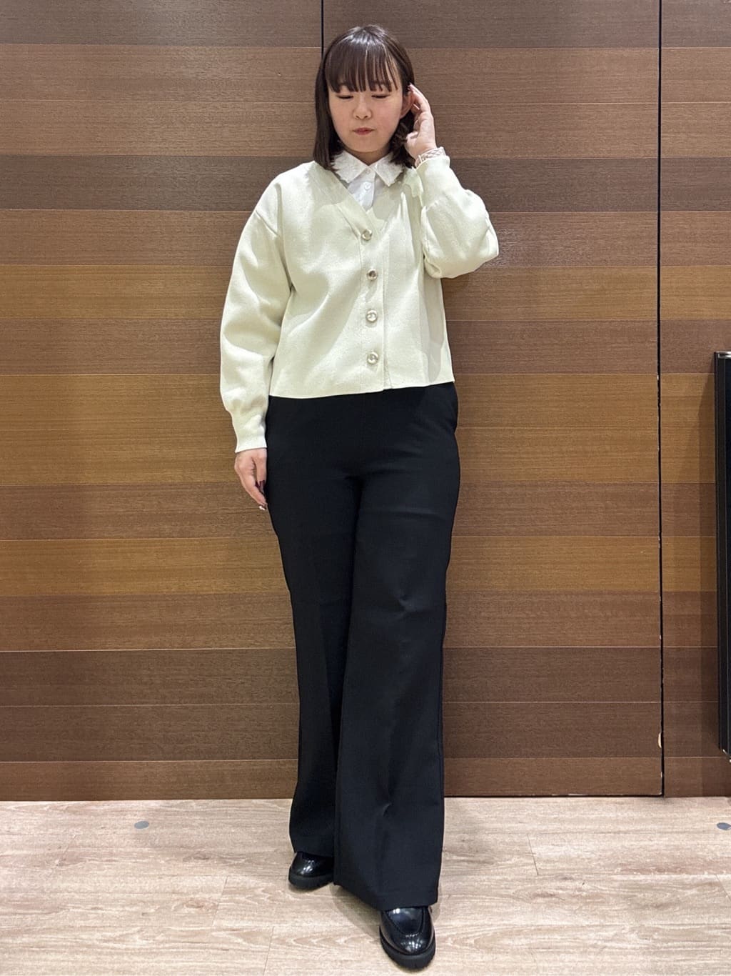 yumeさんの「OPAQUE.CLIP｜ゴールドビックボタンVネックニットカーディガン【洗濯機OK】」を使ったコーディネート