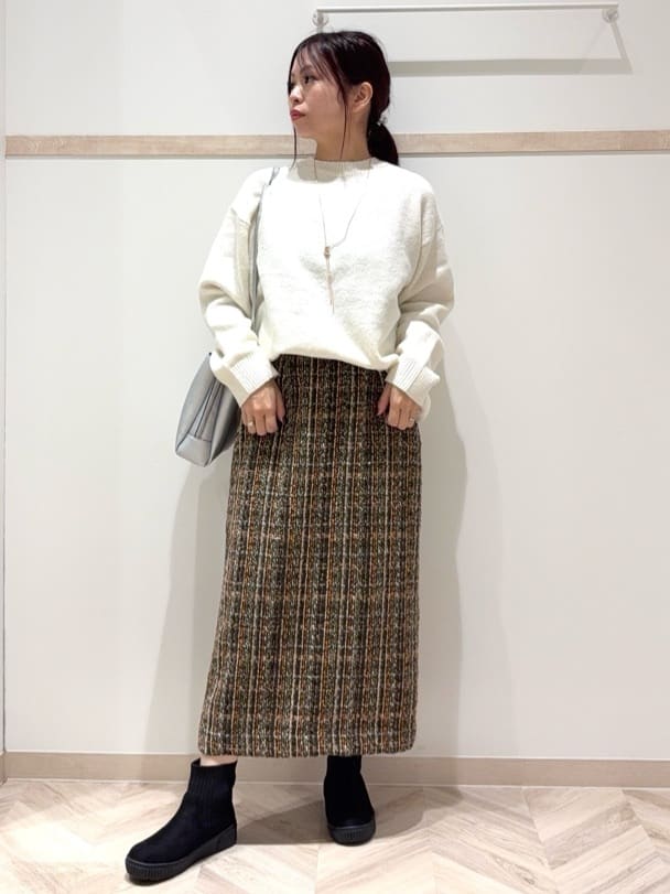 nanaさんの「SHOO･LA･RUE｜【S-LL】ミックスカラーで高見え ラメツイード ナロースカート」を使ったコーディネート