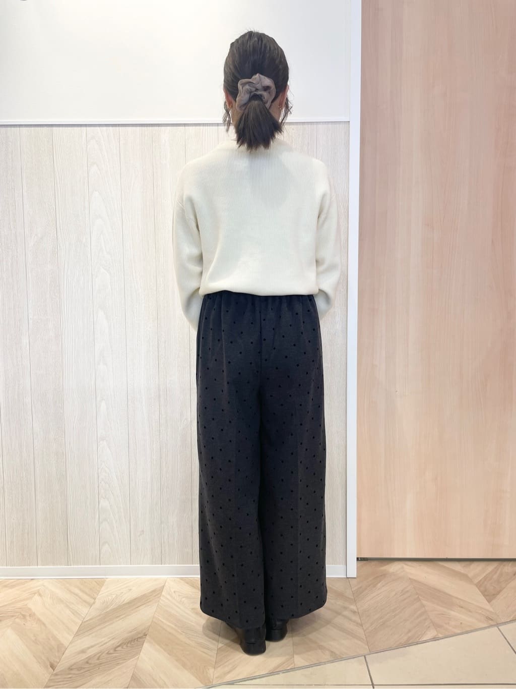 tomoさんの「SHOO･LA･RUE｜【S-LL】きれい見えも叶う フロッキードットワイドパンツ」を使ったコーディネート