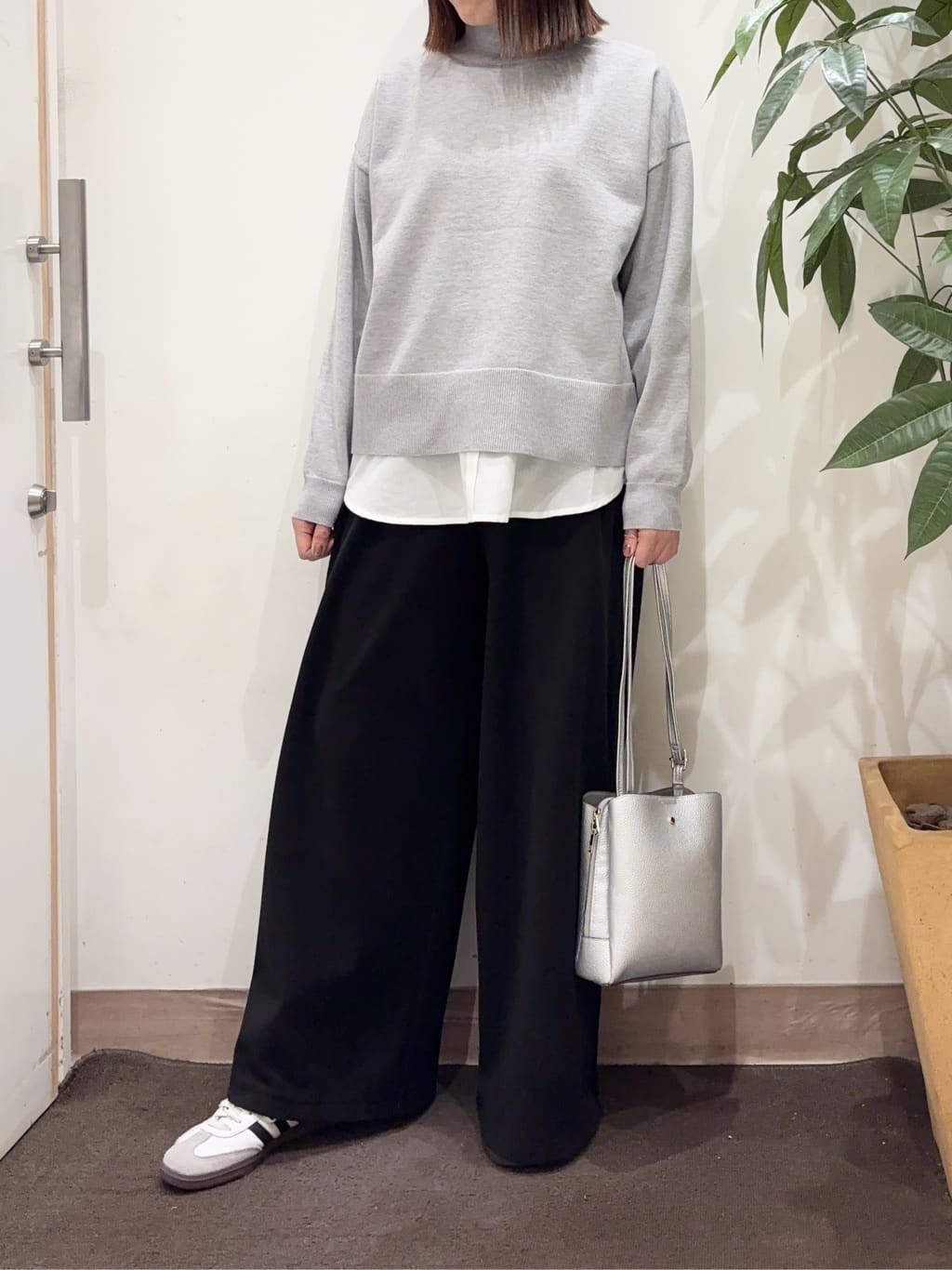 宗形さんの「SHOO･LA･RUE｜【2点セット/洗濯機可/S-LL】着回しがきく もちもちハイネックニット+裾シャツインナー」を使ったコーディネート