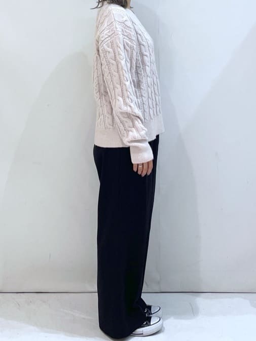 manaさんの「OPAQUE.CLIP｜ラメ混ファンシーケーブルVネックニット【洗濯機OK】」を使ったコーディネート