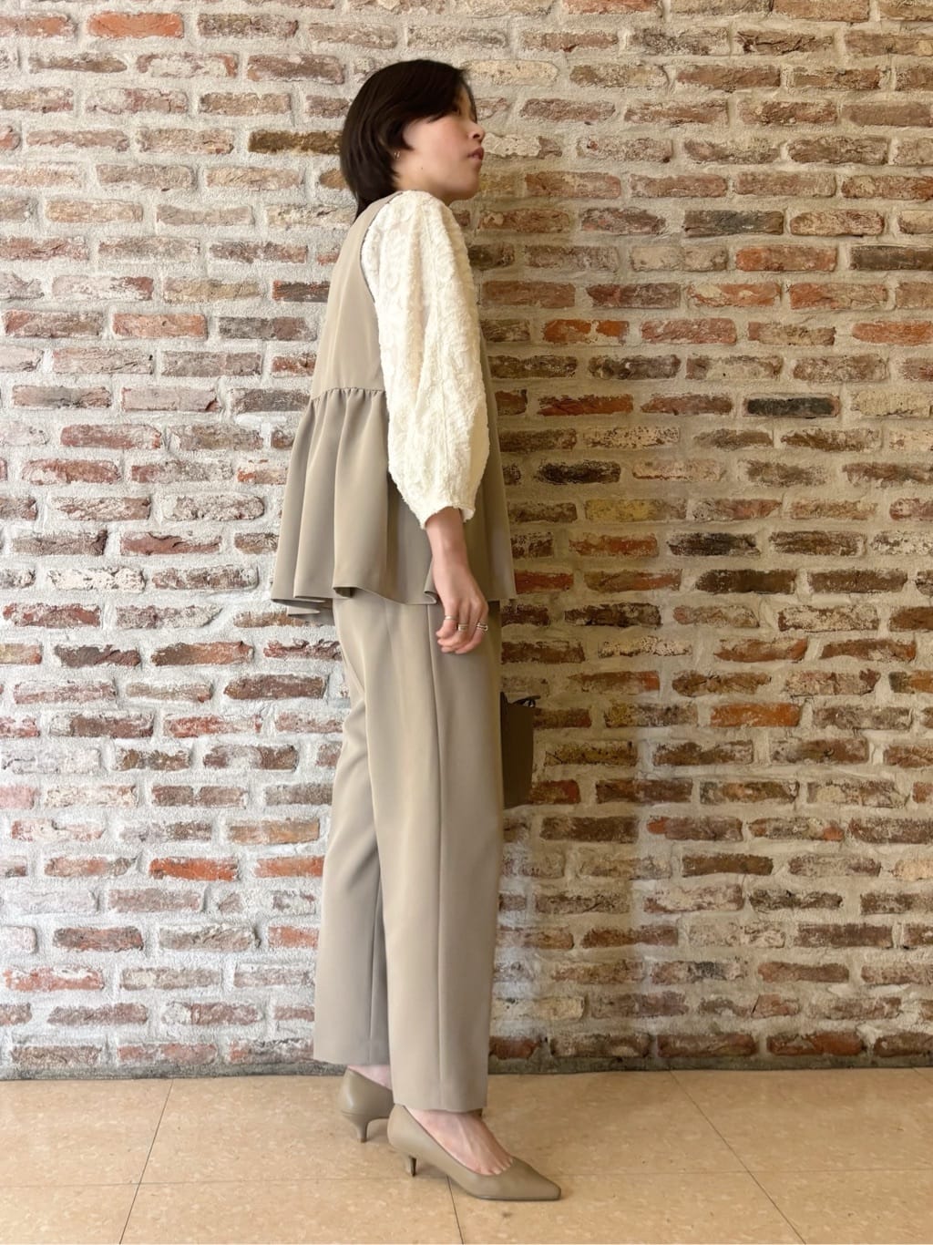 しばさんの「THE SHOP TK｜【通勤・きちんと見えに】ダブルクロス ペプラムジレ/セットアップ可」を使ったコーディネート