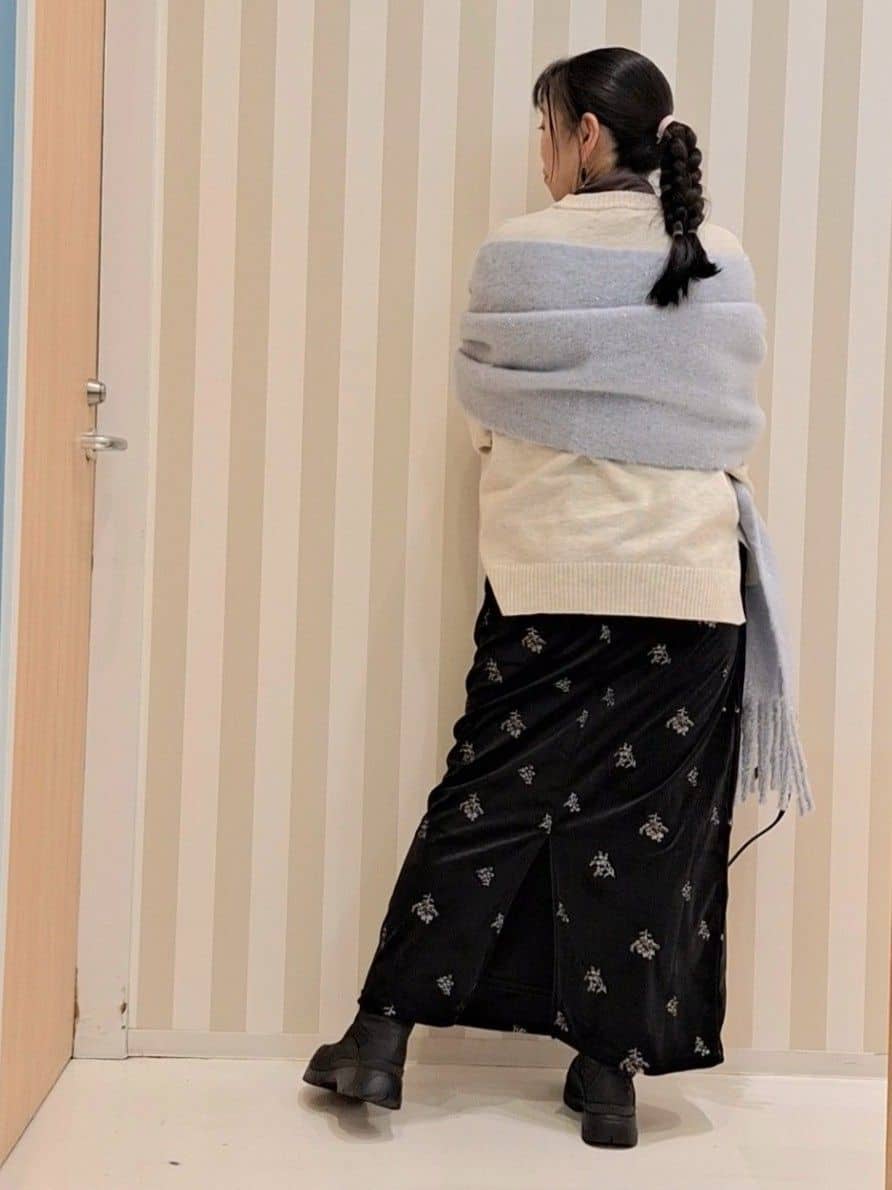 Saoさんの「SHOO･LA･RUE｜【S-LL/洗濯機可】ふわふわがやみつきになる柔らかさ スウェットライクロゴニット」を使ったコーディネート