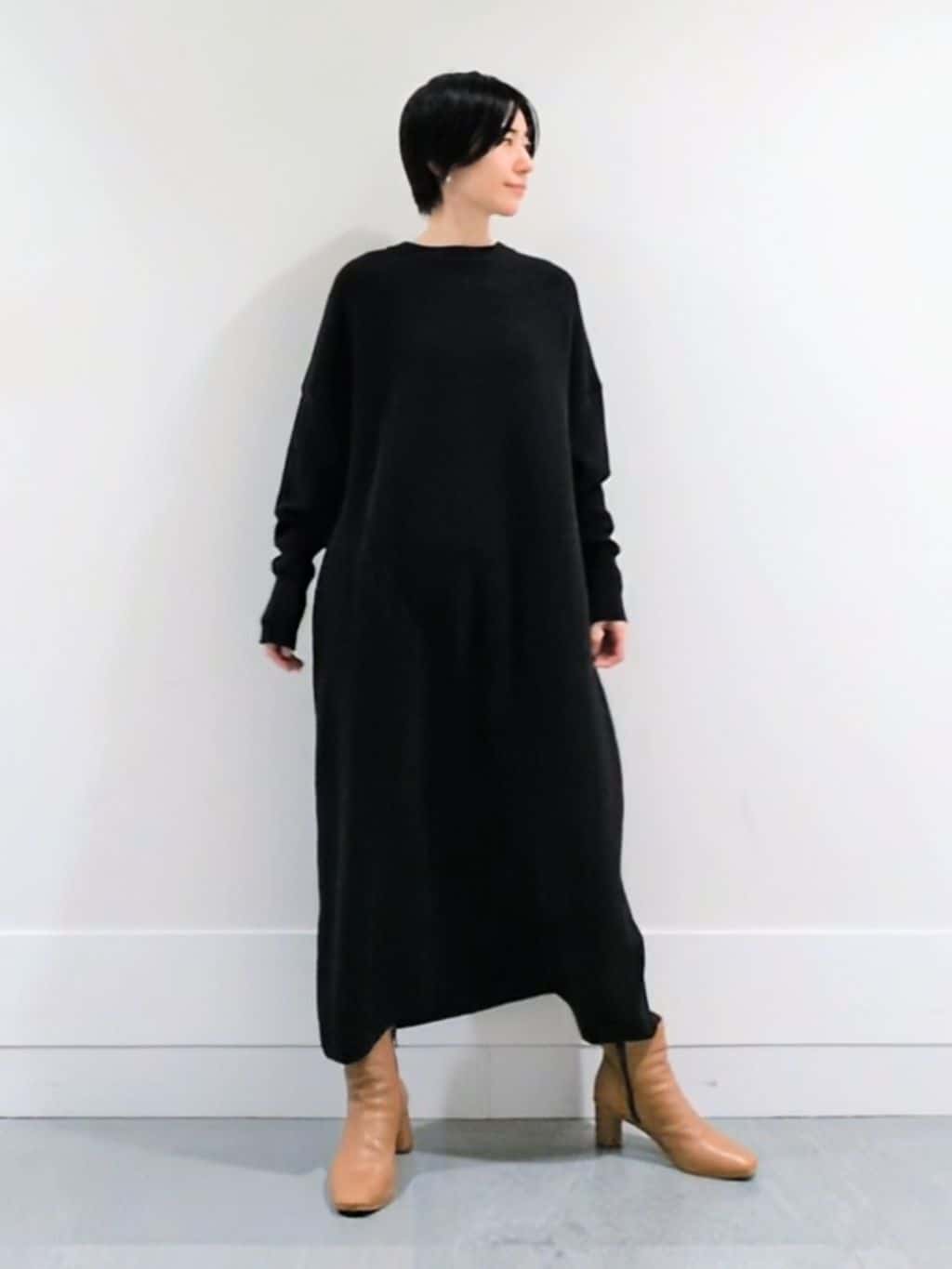 ミズタさんの「UNTITLED｜【ロング丈/ゆったりシルエット】テントライン ニットワンピース」を使ったコーディネート