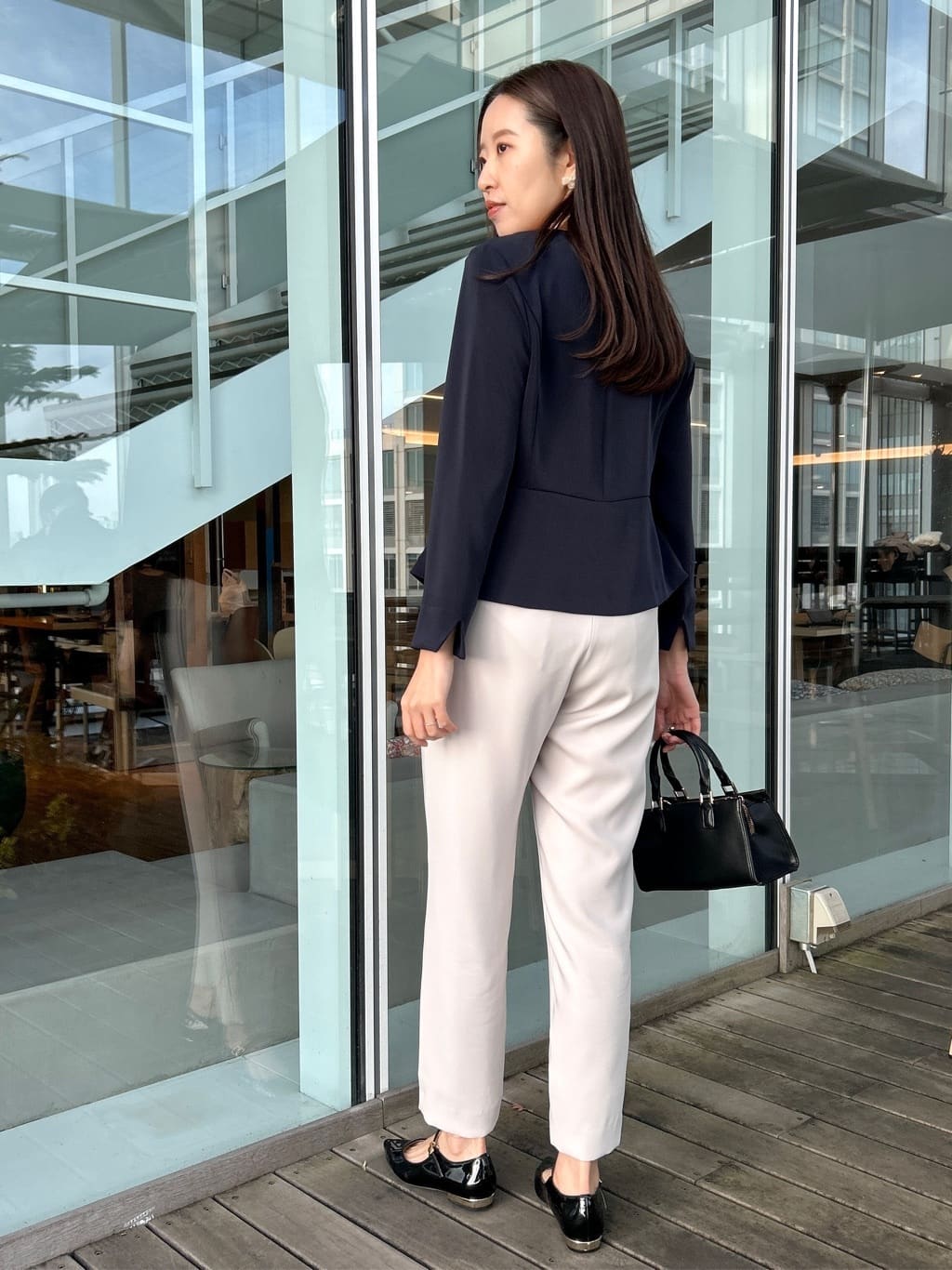 teiさんの「Couture brooch｜【ハレの日・通勤】パール調釦テーパードパンツ」を使ったコーディネート