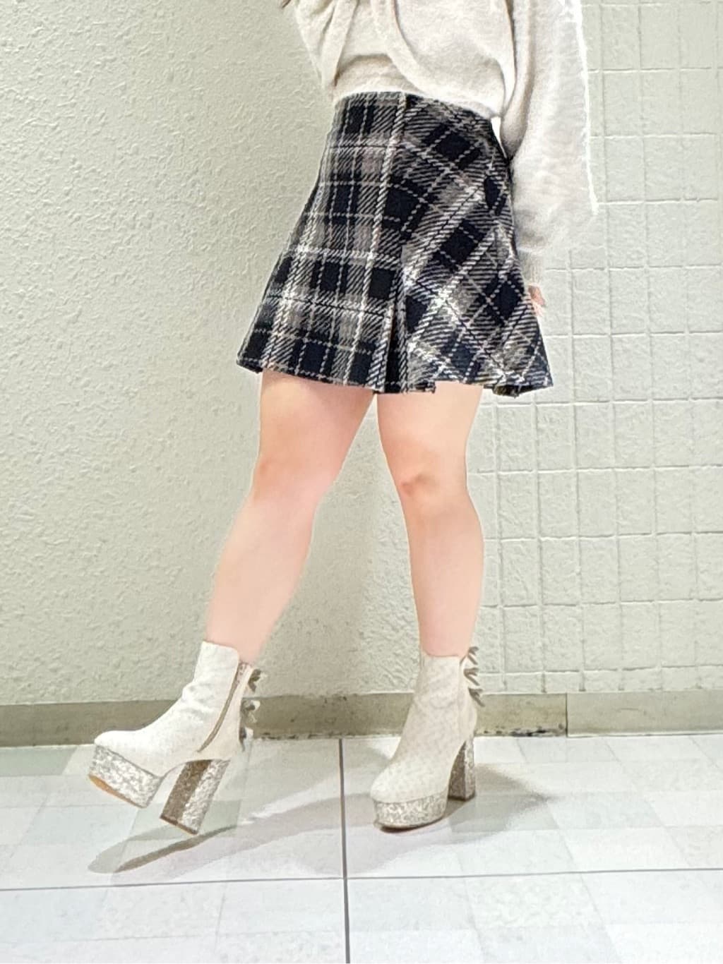 sa.raさんの「ESPERANZA｜【ラク盛り/ショートブーツ】リピーター続出／脚長美脚 バックリボングリッターヒールショートブーツ」を使ったコーディネート