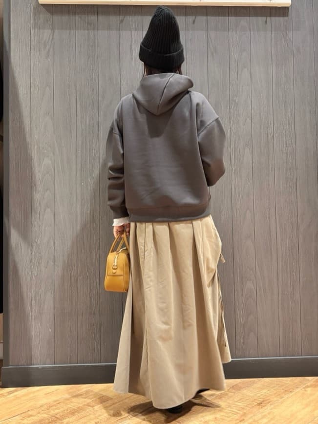 meiさんの「SHOO･LA･RUE｜【セットアップ可/S-LL/なめらかタッチ】選べる3柄 ロゴ入りプルパーカ」を使ったコーディネート