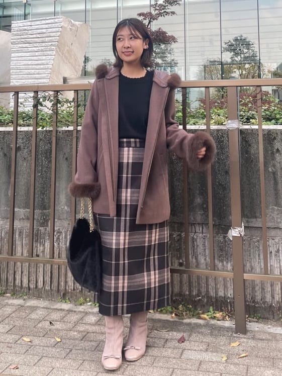 abeさんの「Couture brooch｜【大人可愛い・フード取り外し可能】フードフェイクファー ハーフ丈コート」を使ったコーディネート