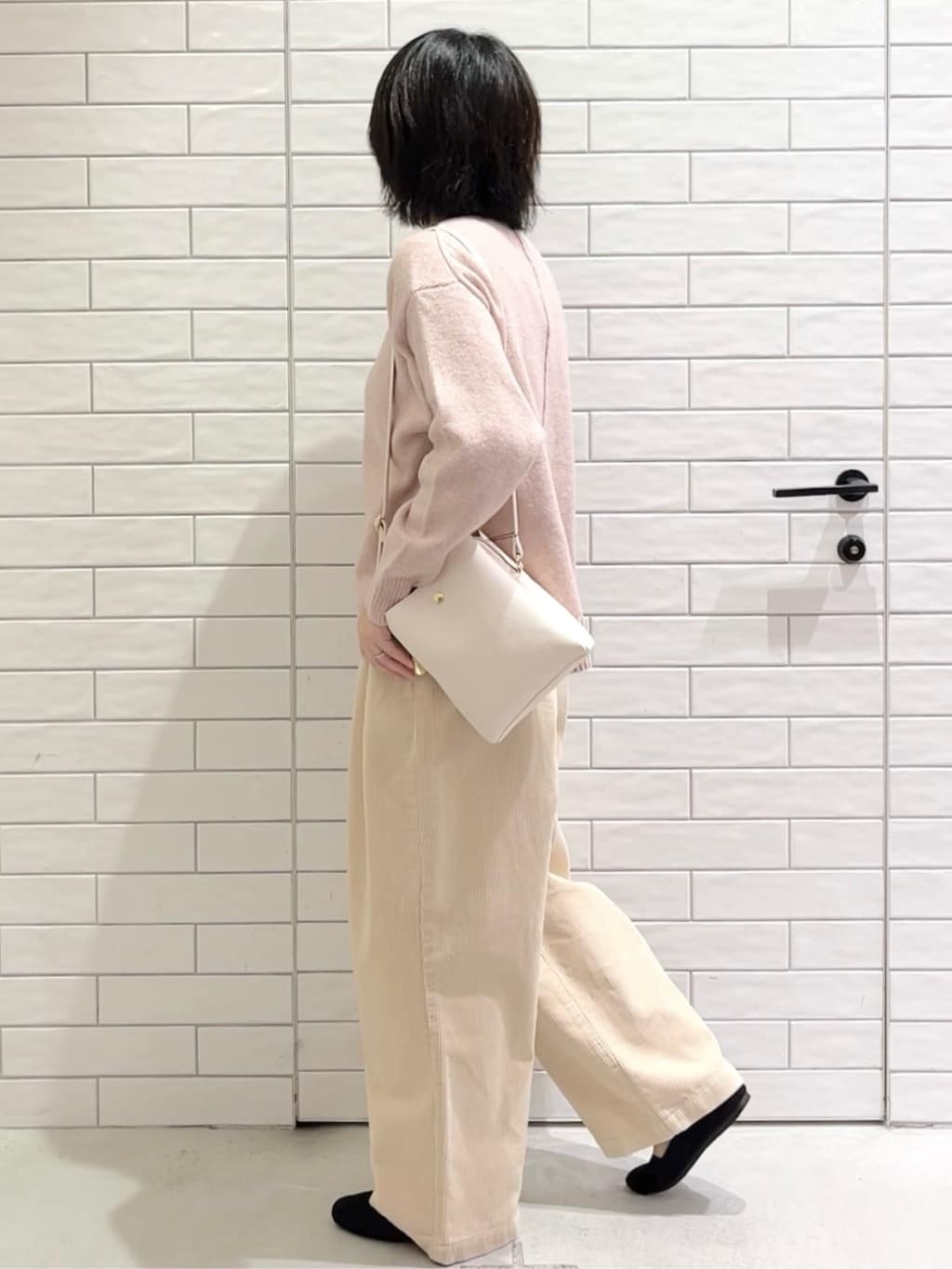 しおりさんの「OPAQUE.CLIP｜リラクシークルーネックニット【洗濯機OK】」を使ったコーディネート