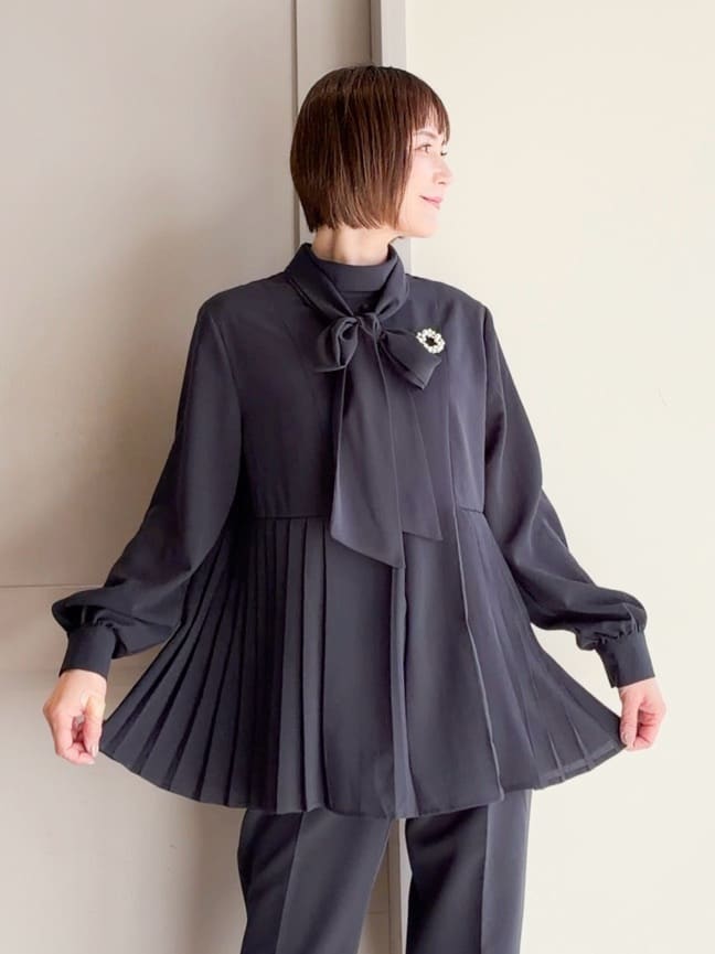yamakoさんの「grove｜【マシンウォッシュ/防シワ/UVカット】裾プリーツ取り外しボウタイブラウス」を使ったコーディネート
