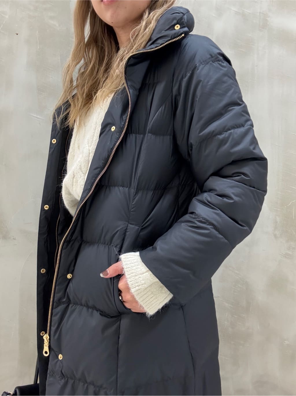 minaさんの「grove｜ふんわり包み込む ケーブルボートネックニット」を使ったコーディネート