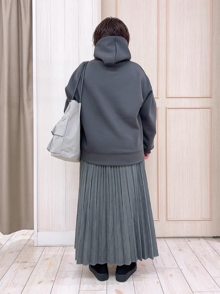 えりっこさんの「SHOO･LA･RUE｜【セットアップ可/S-LL/なめらかタッチ】選べる3柄 ロゴ入りプルパーカ」を使ったコーディネート