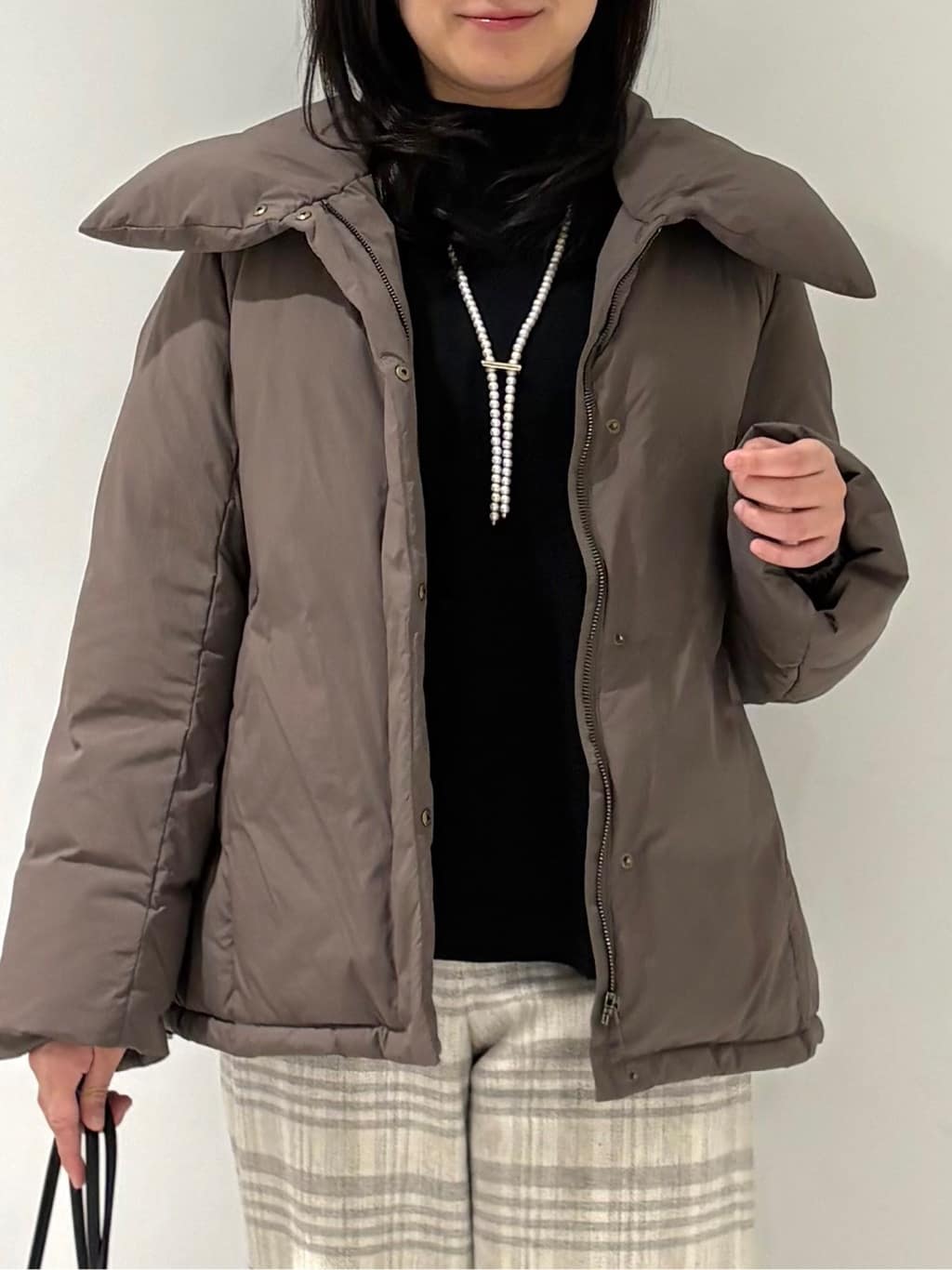 momokoさんの「INDIVI｜【撥水／洗える／デザイン衿】ステッチレス ショートダウンコート」を使ったコーディネート