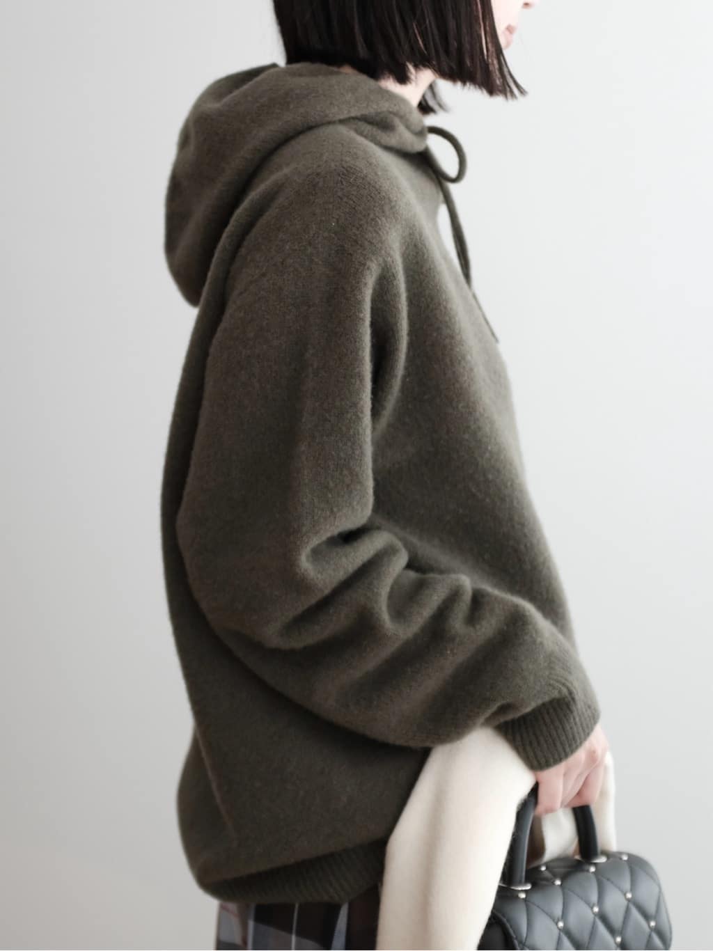 Kishimotoさんの「DRESSTERIOR｜◆カシミヤブレンドフードニット」を使ったコーディネート