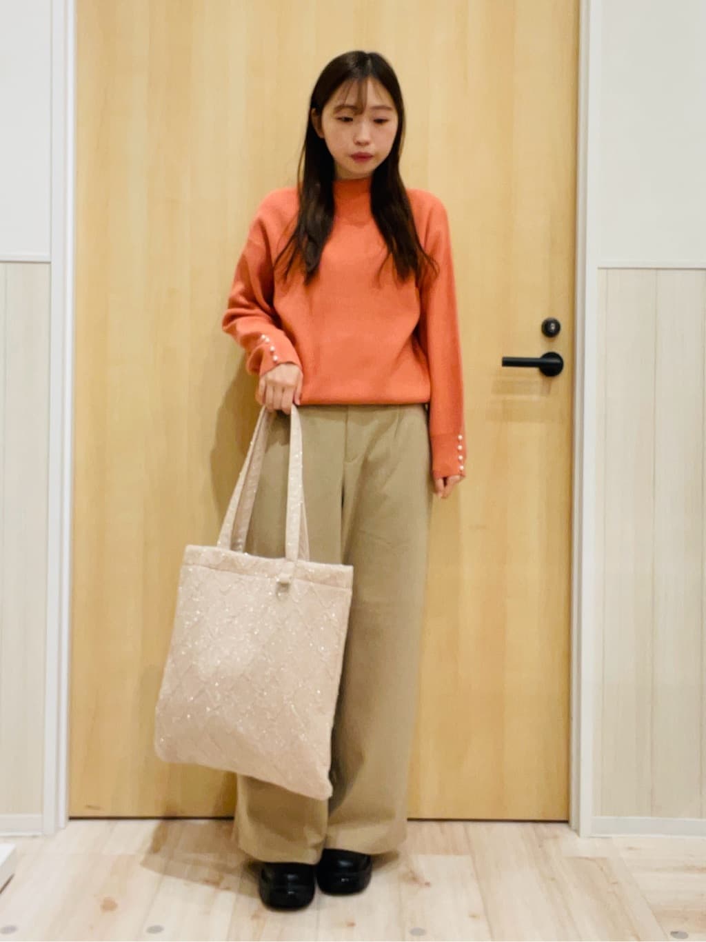 minamiさんの「SHOO･LA･RUE｜【毛玉になりにくい/洗濯機可/S-LL】お袖パールの上品ニット」を使ったコーディネート