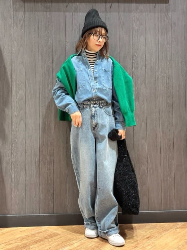 meiさんの「SHOO･LA･RUE｜【洗える/毛玉レス】表面がきれいなVネックカーディガン」を使ったコーディネート