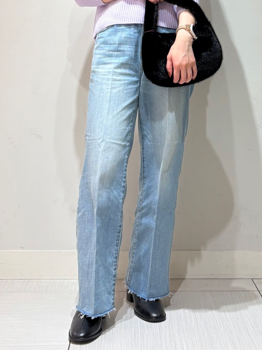 やなぎさんの「DRESSTERIOR｜センタープレス ワイドストレートデニム」を使ったコーディネート