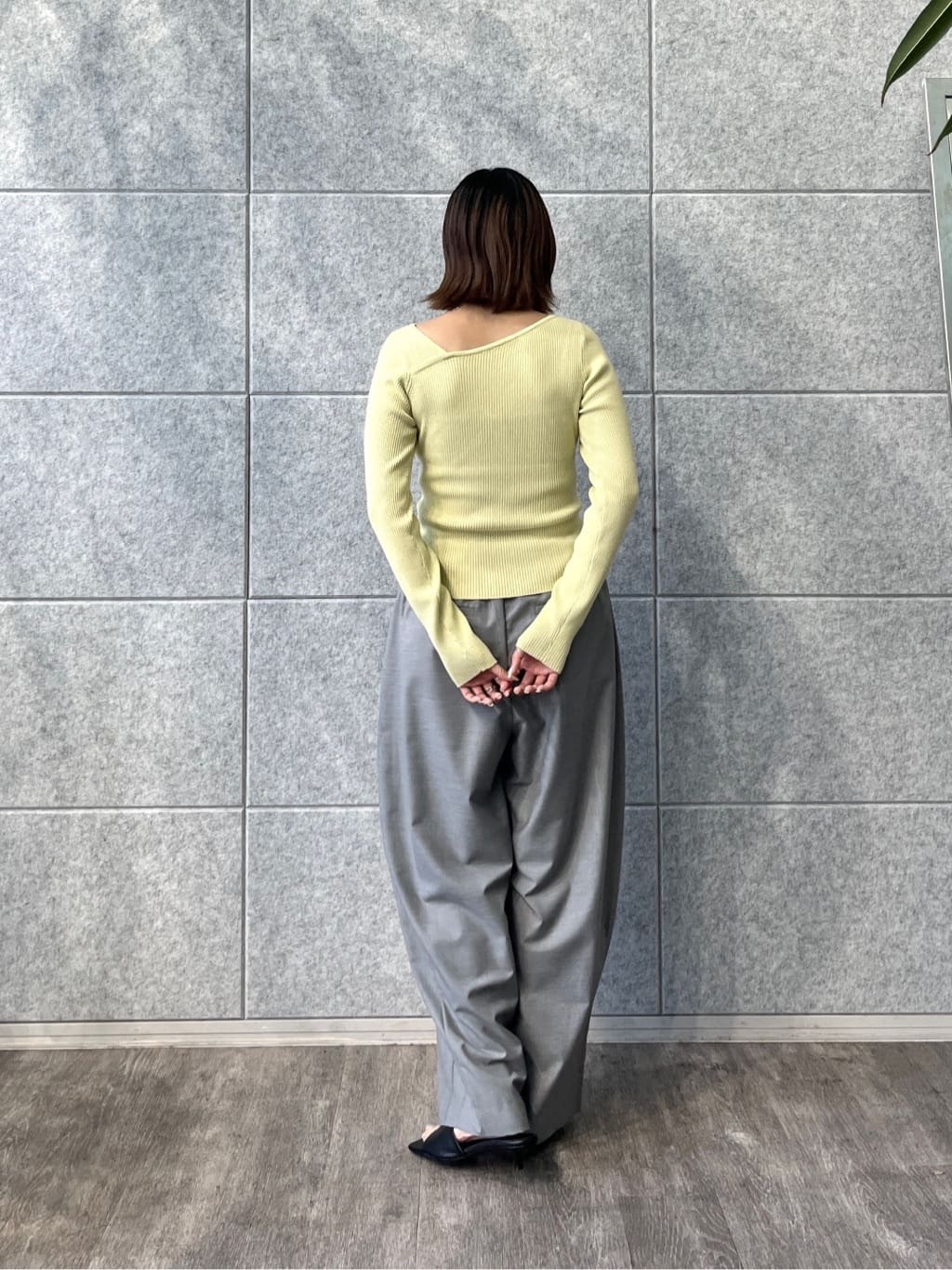 Harukaさんの「INDIVI｜オフショルスリットリブニット」を使ったコーディネート