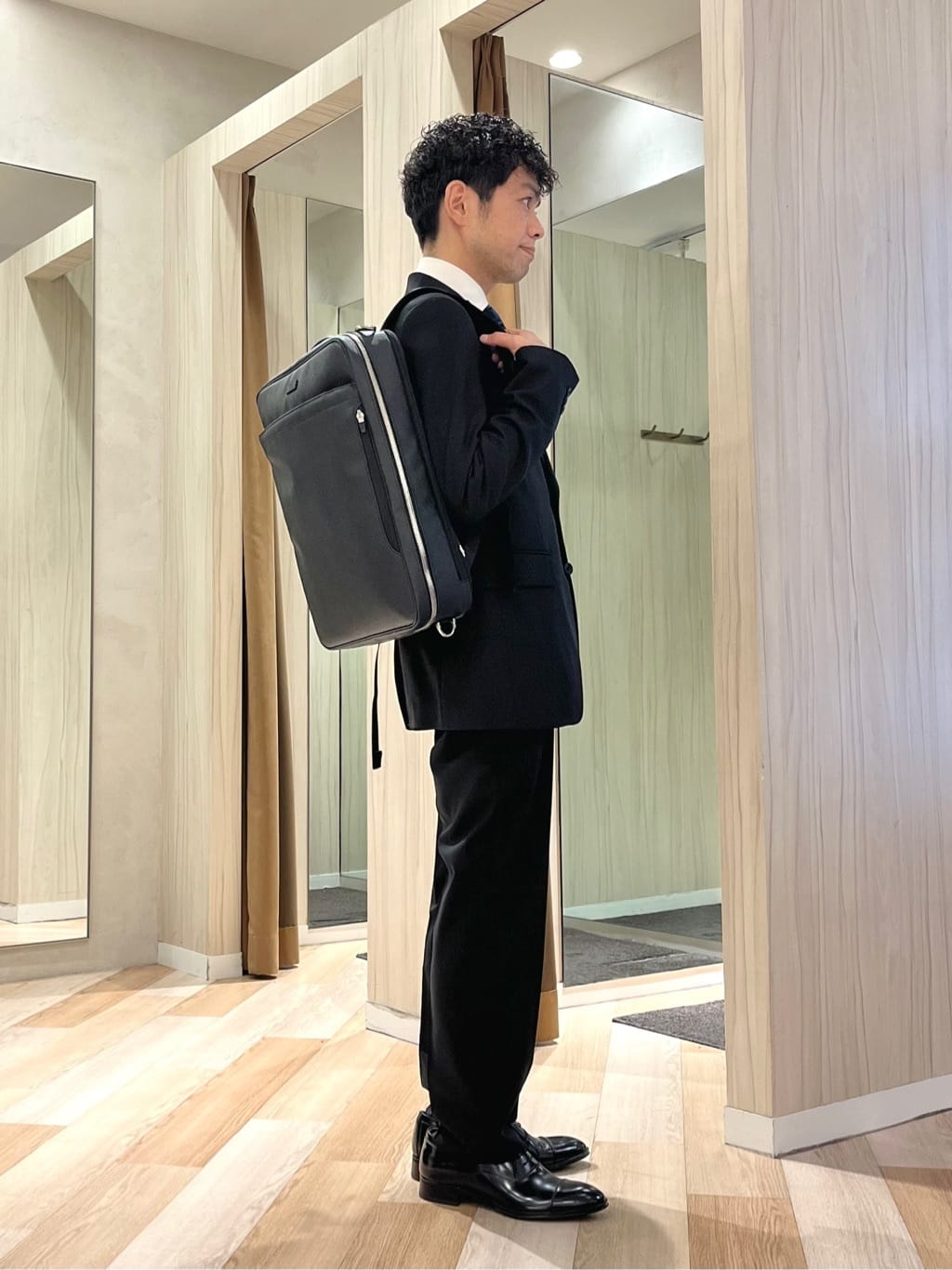 URAさんの「TAKEO KIKUCHI｜【Begin掲載】コーデュラ（R）夏素材ウールトロ　ストレッチスーツ」を使ったコーディネート