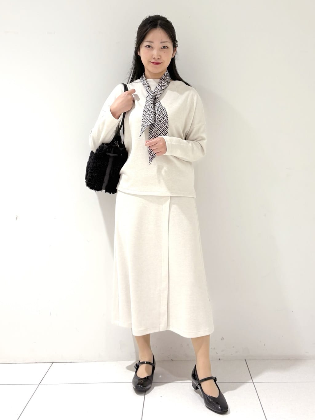 momokoさんの「INDIVI｜スタンドネック シャギーモールニット」を使ったコーディネート