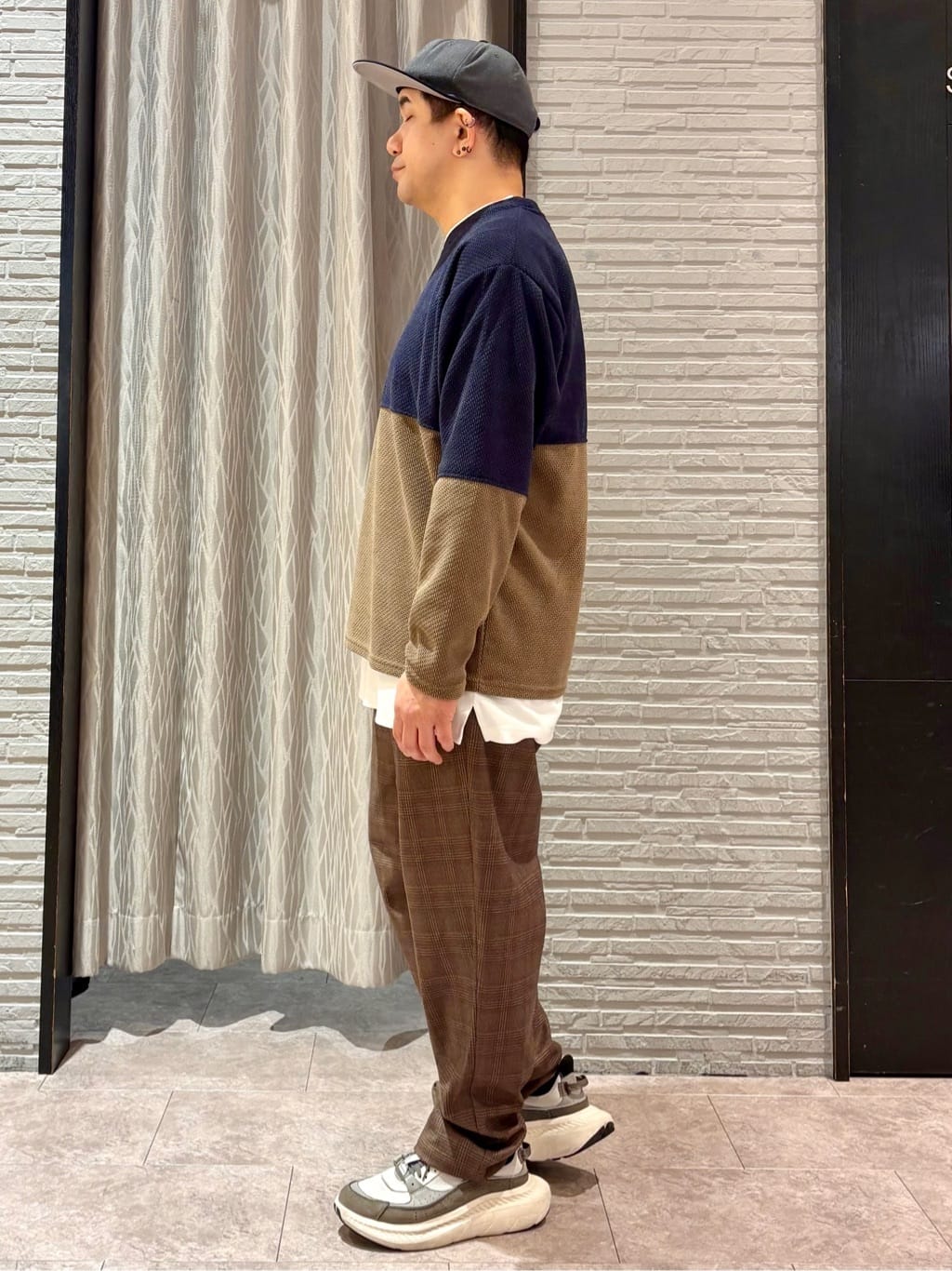 Pーyamaさんの「THE SHOP TK｜バイカラー モール風長袖Tシャツ」を使ったコーディネート