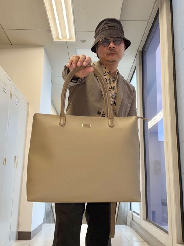 MAKOTO AIさんの「TAKEO KIKUCHI｜マイクロファイバートートM」を使ったコーディネート