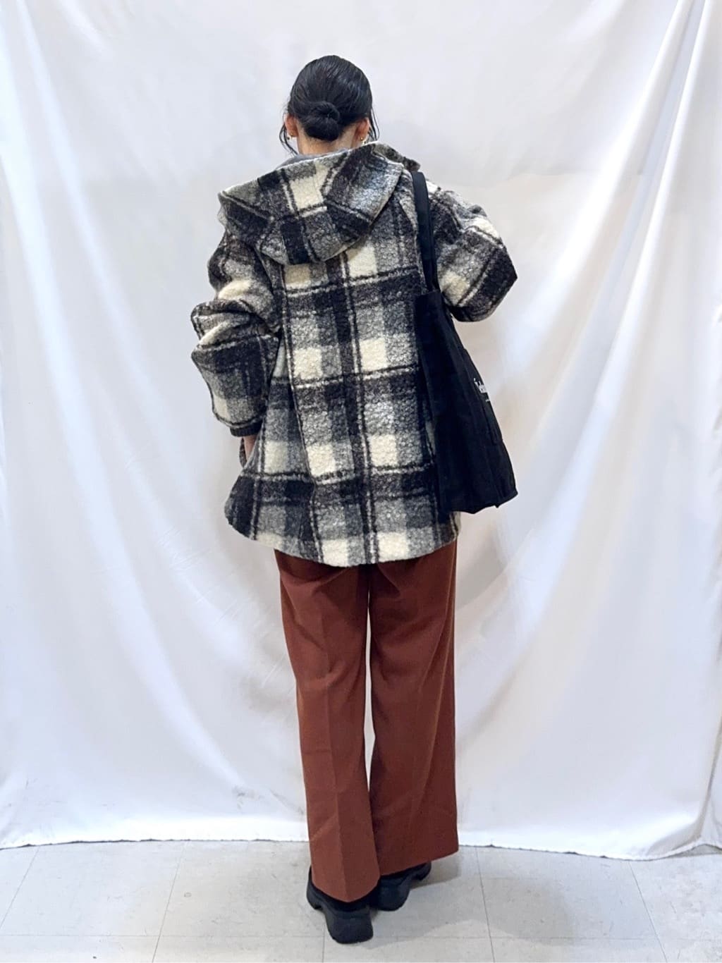 𝐇𝐢𝐫𝐨𝐦𝐢さんの「SHOO･LA･RUE｜【S-LL/洗濯機可】ふわふわがやみつきになる柔らかさ スウェットライクロゴニット」を使ったコーディネート