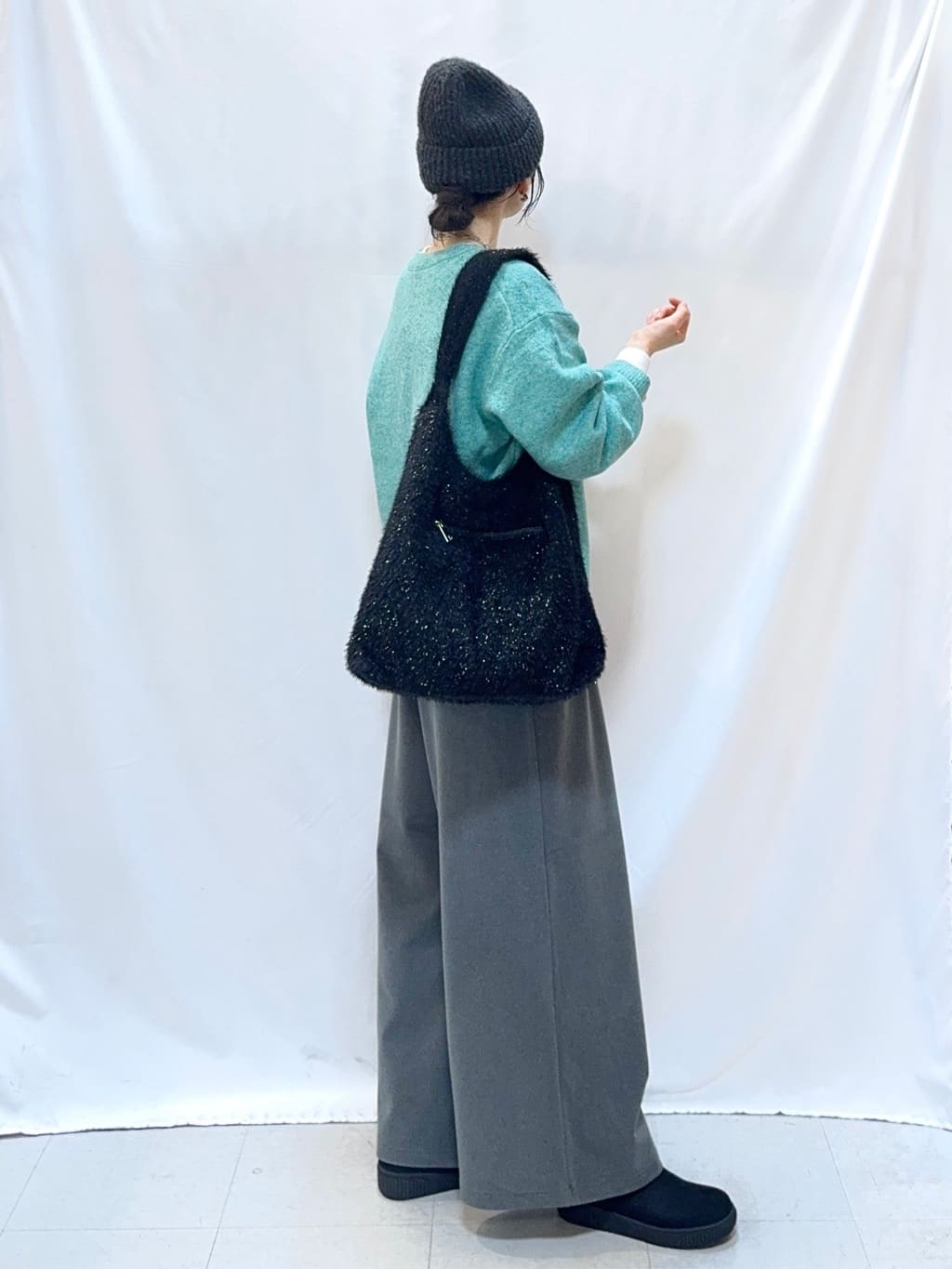 𝐇𝐢𝐫𝐨𝐦𝐢さんの「SHOO･LA･RUE｜【洗濯機可】お気に入りカラーを身にまとって　ふんわりゆるニット」を使ったコーディネート
